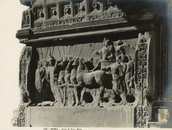 unbekannt - Triumphatorrelief Titusbogen - o.J. - Fotografie