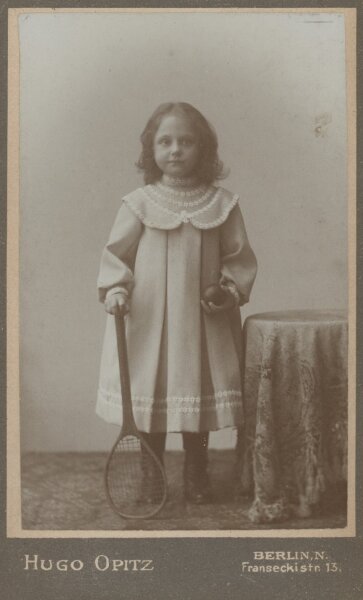 Hugo Opitz - Porträt eines Mädchen mit Tennisschläger - um 1900 - Albuminabzug