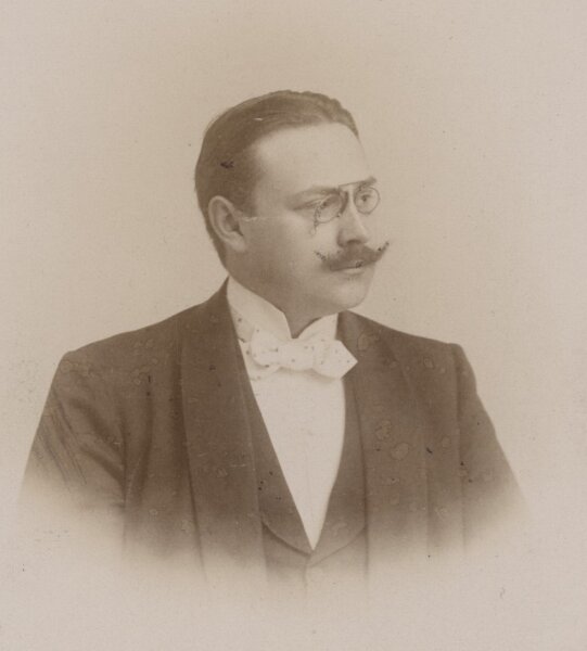 C. Ahrenhold - Porträt eines Mannes mit Brille und Schnurbart - um 1900 - Albuminabzug