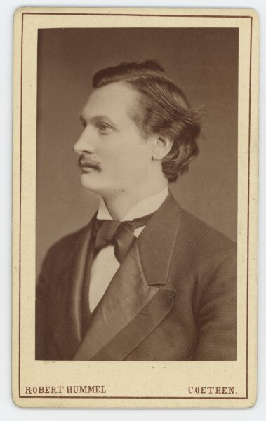 Robert Hummel - Porträt eines Mannes mit Schnurbart. - um 1900 - Albuminabzug