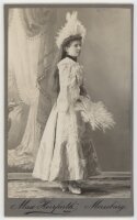 Max Herrfurth - Porträt einer Dame mit Hut und aufwendigem Kleid. - um 1900 - Albuminabzug