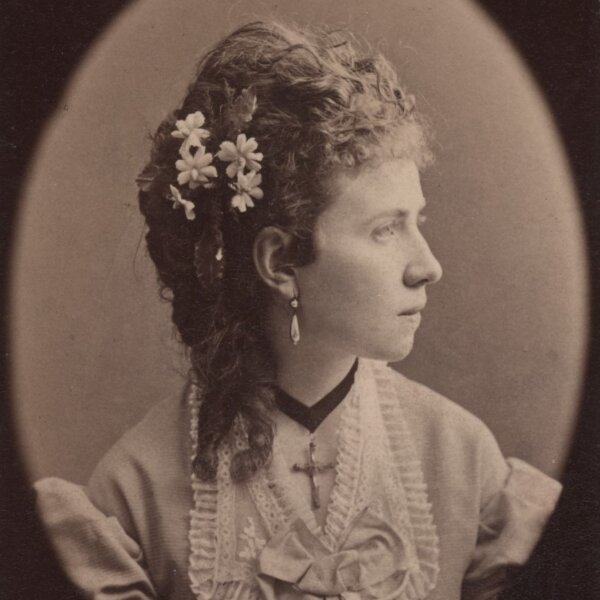 L. Salomon - Porträt einer Dame mit Blumen in den Haaren. - um 1900 - Albuminabzug