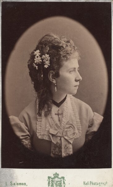 L. Salomon - Porträt einer Dame mit Blumen in den Haaren. - um 1900 - Albuminabzug