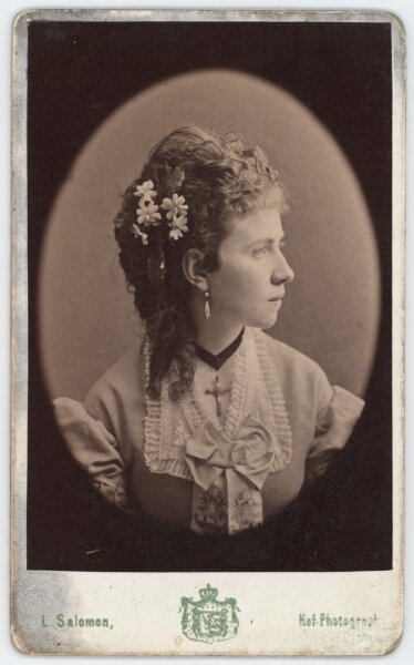 L. Salomon - Porträt einer Dame mit Blumen in den Haaren. - um 1900 - Albuminabzug