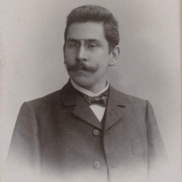 Friedr. Kolby - Porträt eines Mannes mit Schnurbart. - um 1900 - Albuminabzug