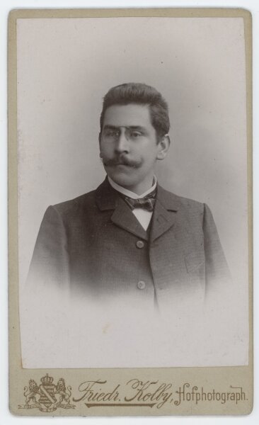 Friedr. Kolby - Porträt eines Mannes mit Schnurbart. - um 1900 - Albuminabzug