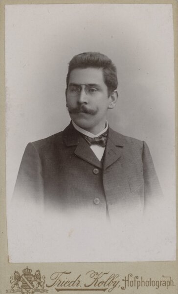 Friedr. Kolby - Porträt eines Mannes mit Schnurbart. - um 1900 - Albuminabzug
