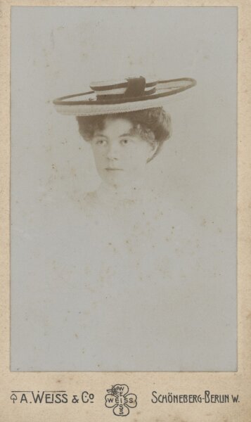 A. Weiss - Porträt einer Dame mit Hut - um 1900 - Albuminabzug