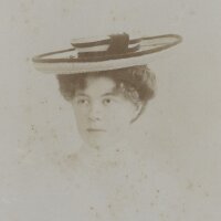 A. Weiss - Porträt einer Dame mit Hut - um 1900 -...
