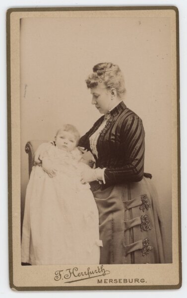 F. Herrfurth - Porträt einer Mutter mit Kind. - um 1900 - Albuminabzug