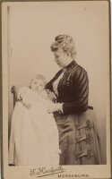 F. Herrfurth - Porträt einer Mutter mit Kind. - um 1900 - Albuminabzug