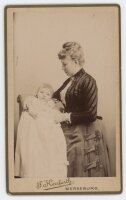 F. Herrfurth - Porträt einer Mutter mit Kind. - um 1900 - Albuminabzug