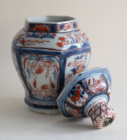 Unbekannt - Deckelvase mit chinesischer Ornamentik - 18./ 19. Jh. - Porzellan