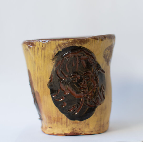 Rolf Walter - Cherubim und Nonne, Becher - undatiert - Keramikbecher, außenseitig geritzt, handbemalt und glasiert