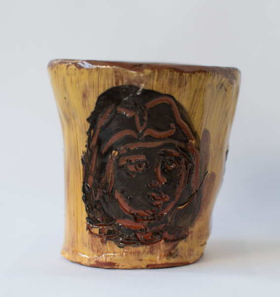 Rolf Walter - Cherubim und Nonne, Becher - undatiert - Keramikbecher, außenseitig geritzt, handbemalt und glasiert