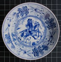 Keramikmanufaktur Dresden - Wandteller mit Reitermotiv - undatiert - Wandteller mit Blaumalerei