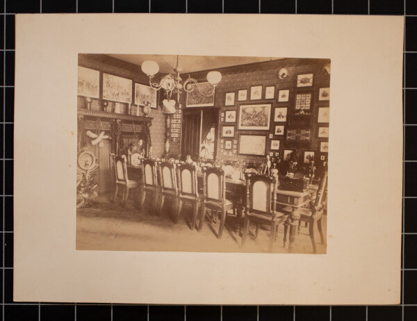 unbekannt - Burschenschaftsinterieur mit langer Tafel - o. J. - Fotografie
