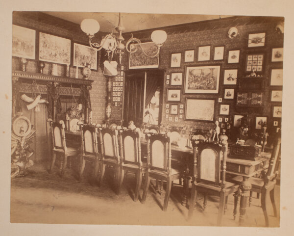 unbekannt - Burschenschaftsinterieur mit langer Tafel - o. J. - Fotografie