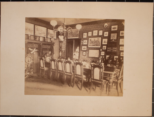 unbekannt - Burschenschaftsinterieur mit langer Tafel - o. J. - Fotografie
