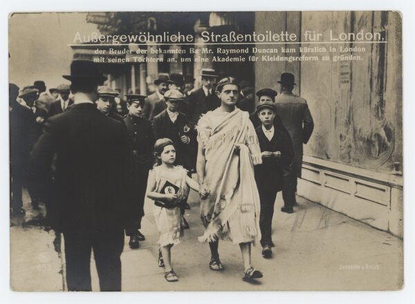 Neuheiten-Vertrieb Electra Paul Hoffmann & Co. - Raymond Duncan mit Kind in London - um 1911 - Lichtdruck