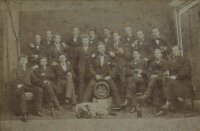 Unbekannt - Gruppenbild einer Burschenschaft - 1880 - Fotografie