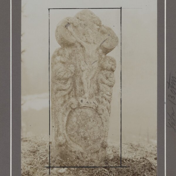 J. Heimhuber, K. B. Hofphotograph - Wegestein mit Kreuzigungsszene - Fotografie - 1905